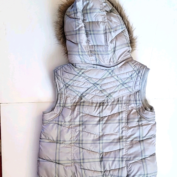 Hooded puffer vest - Picture 7 of 9